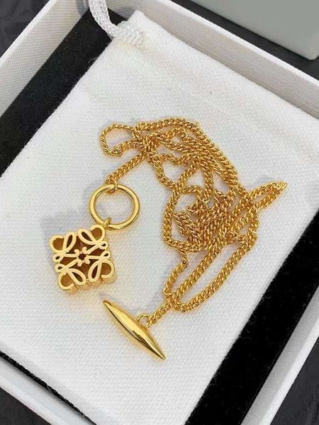 

Classic designer necklace loeve jewelry Luxury fashion jewelrys Rowe Necklace Female Collar Neckchain OT Buckle Geometric Carved Pendant jewelry Christmas gifts