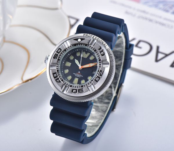 

2022 men's rubber belt 3-pin luminous quartz professional diving watch, Slivery;golden