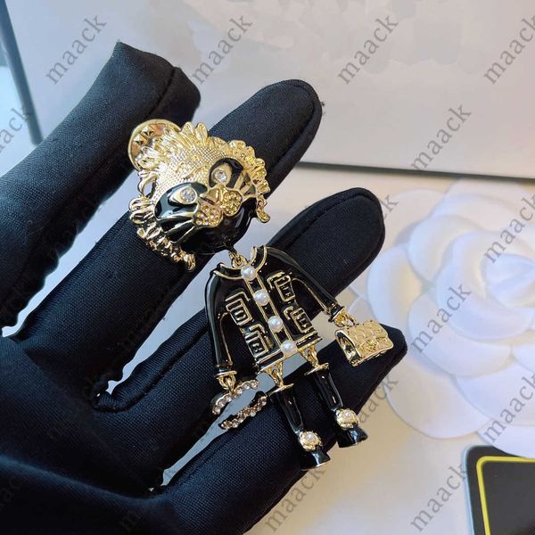 

brand figure stamp brooch 18k gold plated jewelry pin brooches funny desinger women men vintage broochs lovers wedding party dress accessori, Gray