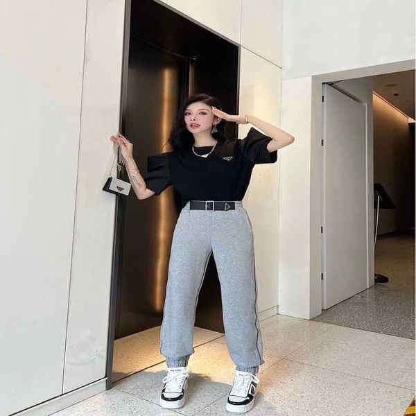 

2023 new designer womens t shirt high-end shirt triangle guard style spring/summer 2023 high waist loose versatile strap sweatpants casual p, Black