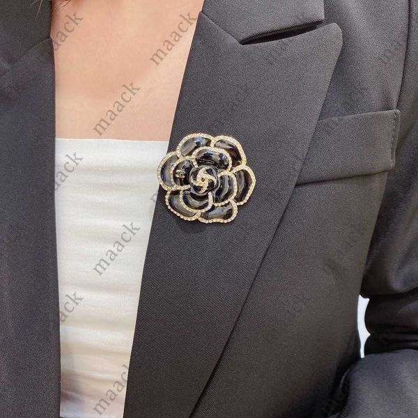 

18k gold plated brooches luxury brand designers black camellia flower print circle fashion women stainless steel brooches wedding party jewe, Gray