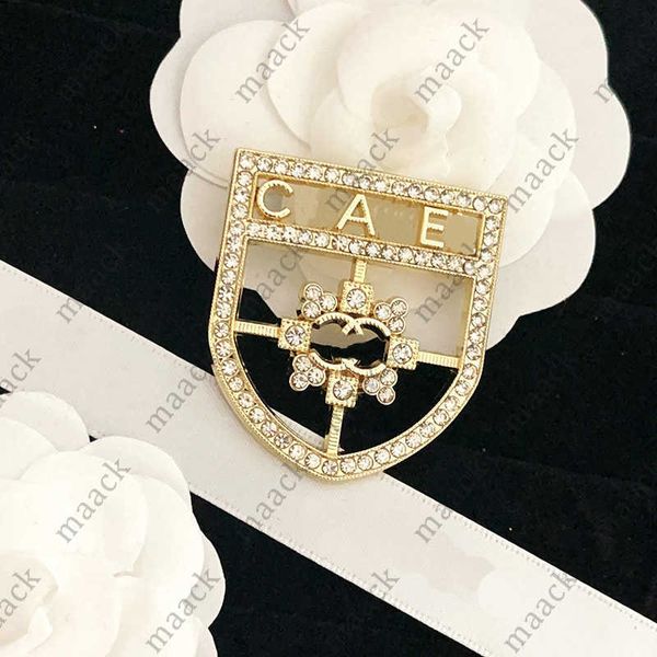 

18k gold brooch designer diamond stamp brooch men women gift jewelry romantic couple love shield brooch party wedding lapel pins with box m2, Gray