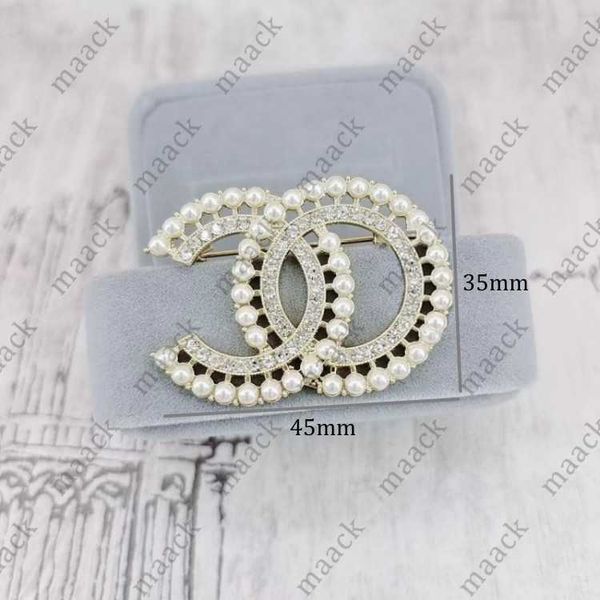 

lapel pins luxury women brand brooches 18k gold plated broche inlay crystal rhinestone designer charm pearl pin men broches gift badge m2304, Gray