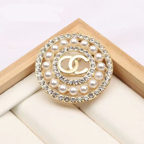 

fashion court style luxury letter brooch designer jewel round pearl brooches for women charm wedding gift jewelry accessorie high quality, Gray