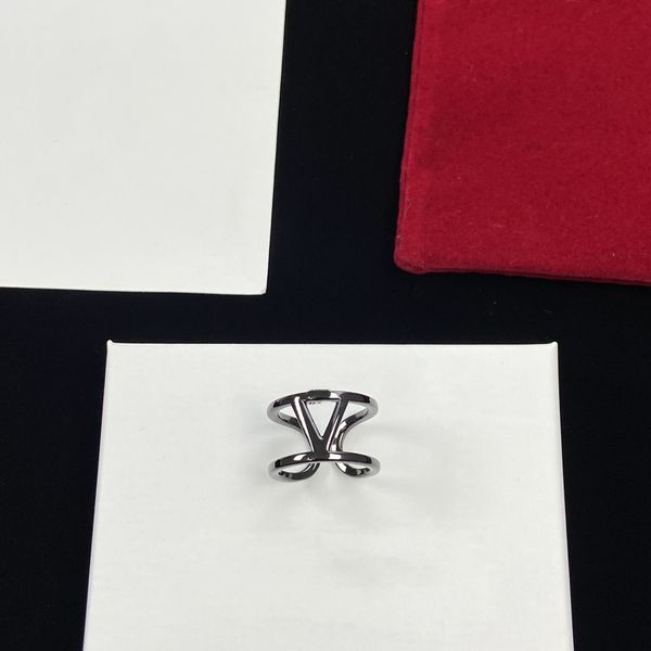 

luxury jewelry designer opening black letter ring v couple gift party, Silver