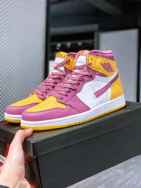 

2023 to buy brand name 1s basketball shoes jumpman 1 brotherhood university gold light bordeaux-white men women designer outdoor sneakers
