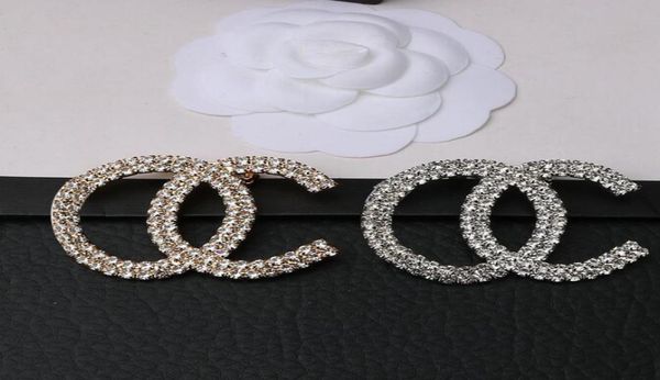 

23ss 2color luxury brand designer letters brooches small sweet wind gold plated brooch suit pin crystal pearl fashion jewelry acce9806638, Gray