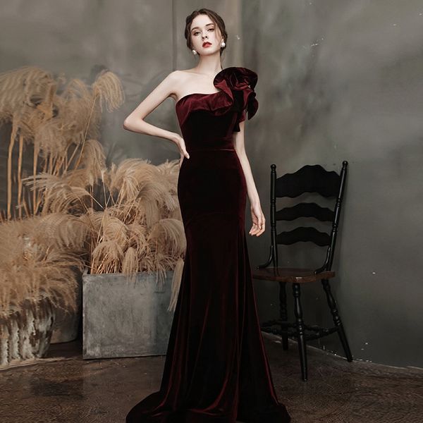 

burgundy velvet celebrity dresses one shoulder mermaid with train backless zipper high split elegant party evening gowns 2023 new, Black;red