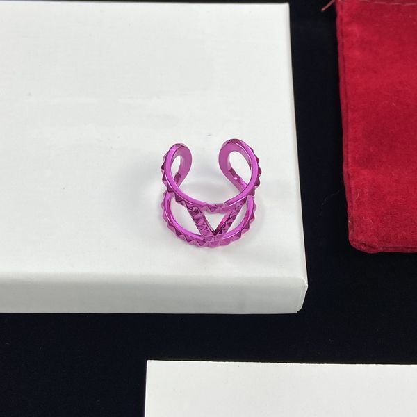 

luxury jewelry designer opening purple letter ring v couple gift party, Silver