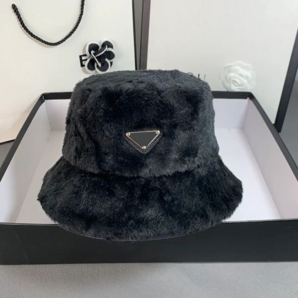

Fashion Brand Designer Bucket Hats Men and Women Autumn and Winter Plush Solid Color Warm Metal Triangle Hat gift a65, Pink