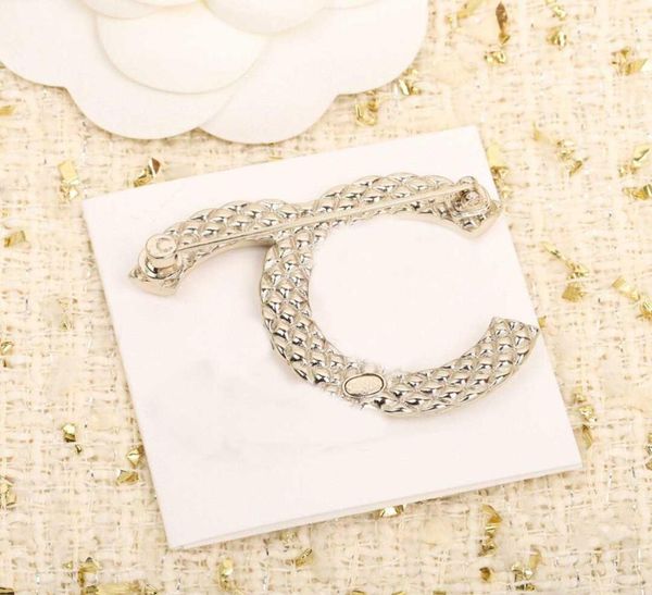 

2022 charm brooch with diamond and words design in 18k gold plated for women wedding jewelry gift have box stamp ps7431635866, Golden
