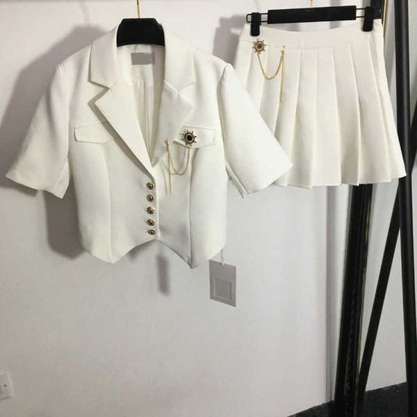 

23ss womens designer clothing t-shirt skirt set skirt suit chain brooch embellished short sleeve suit jacket + pleated short half skirt wome, White