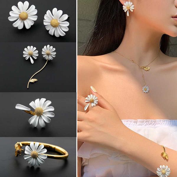 

stud korean style cute small daisy flower stud earrings for women girls sweet statement asymmetrical earring party jewelry gifts p230411, Golden;silver