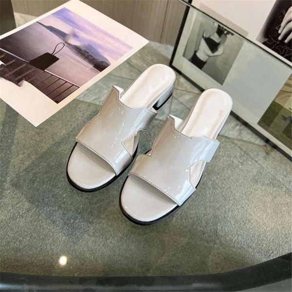 

fashion slippers 2023 luxury design summer louisity men and women viutonity flat shoes thick sole leather rubber letter logo casual cartoon, Black