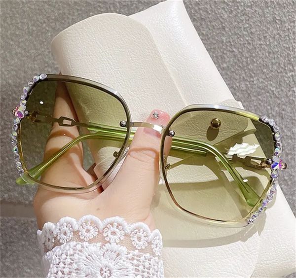 

women's sun with sunglasses, borderless rhinestone sunglasses - stylish gradient oversized design, White;black