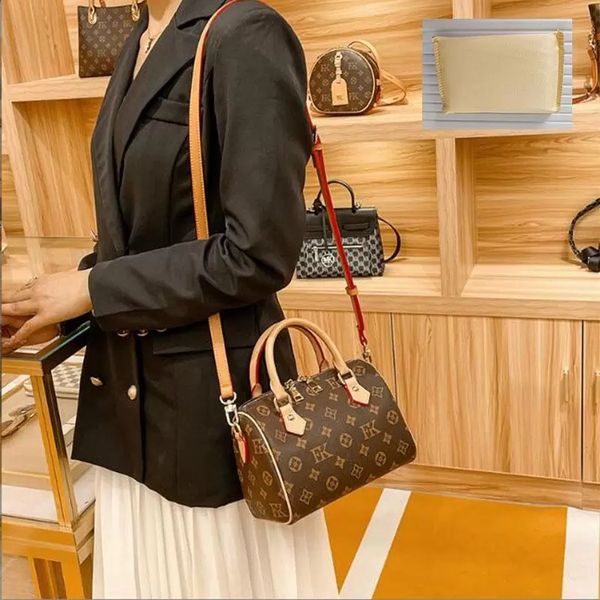 

2023fashion men luxurys designers fashion wsomen bag bags lady totes handbags with key lock shoulder fashion bag