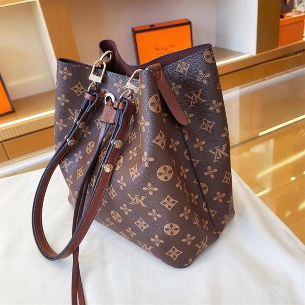 

2021 designer bucket bag luxury womens handbag drawstring shoulder messengerbag new large-capacity female underarm bagtexture vers200n, Black;red