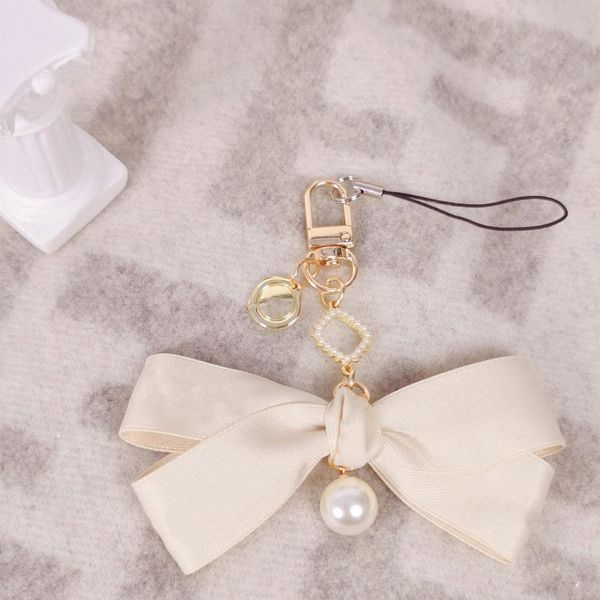 

designer luxury high-quality keychain for womens golden cute bowknot pearl bracelet flower patterns wallet ornaments trend creative key ring, Silver