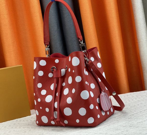 

fashion designer totes bag luxury womens handbags bucket shoulder bags quality leather embossed flowers letters crossbody ladies makeup purs