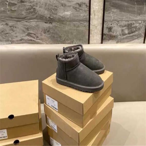 

2022 aus u5854 classical short miniwomen snow keep boot man womens plush casual warm boots sheepskin suede shoes chestnut grey transshipment, Black