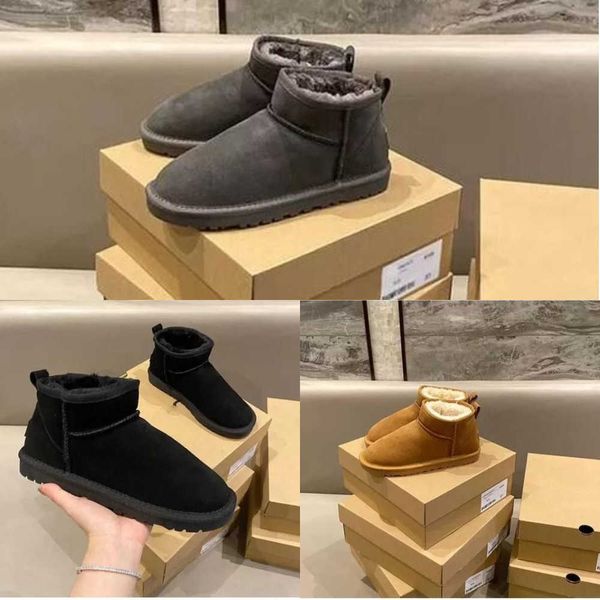 

2022 aus u5854 classical short miniwomen snow keep boot man womens plush casual warm boots sheepskin suede shoes chestnut grey uggitys, Black