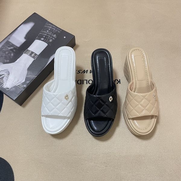 

2023 new womens slippers plaid quilted wedge heel mules leather thick bottom womens shoes 8.5cm heeled platform metal buckle c exposed toe f, Black
