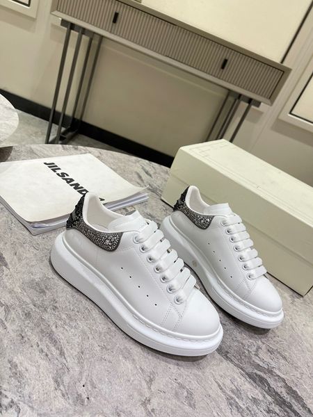 

men's and women's outdoor running shoes sneakers are luxurious and retro thick-soled with high white leather wear-resisting size35, Black