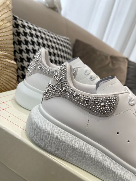 

luxury designer casual shoes embossed trainer sneaker triple white pink sky blue black green yellow denim low mens sneakers 0628