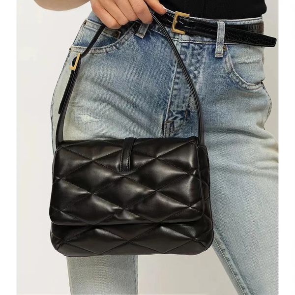 

famous designer 2023 new fall/winter ss style black and white handbag chains zipper circular bag women fashion handbags totes with letters