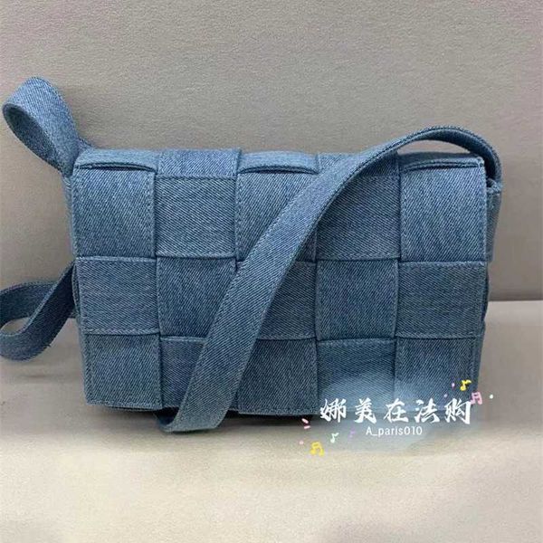 

luxurys bag venetabottegas cassette denim bag pillow bag light blue woven postman bag women zc