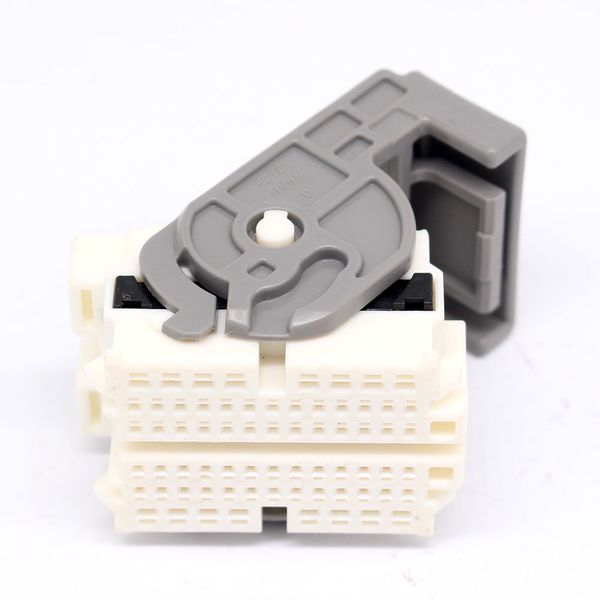 

selling electric female sealed white 68 pin connnnectors for cars