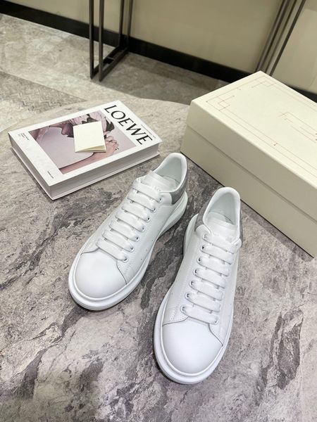 

2023women paris leather lace-up casual sports shoes mens running fashion sneakers flat shoess white black casual 0414