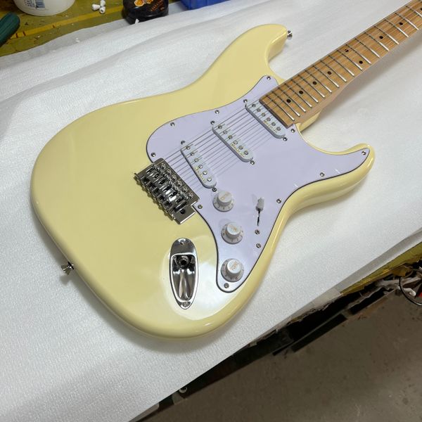 

electric guitar, boutique st high-quality guitarwhite body 6-string maple fingerboard3 tuning knobssilver accessories