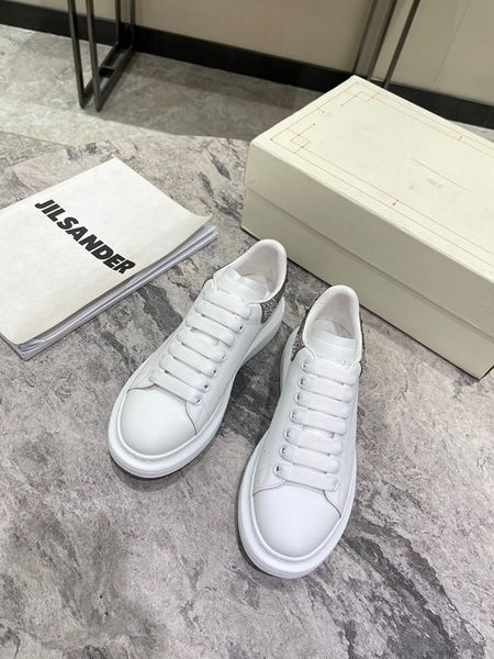 

2023 designer woman shoe leather lace up men fashion platform oversized sneakers white black mens womens luxury velvet suede casual shoes ch