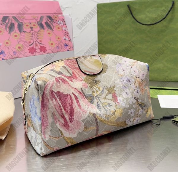 

Designer Clutch Bags Womens wash bag Classic double letter retro Cosmetic Bag Top grade lady handbag Large capacity essential for going out, White