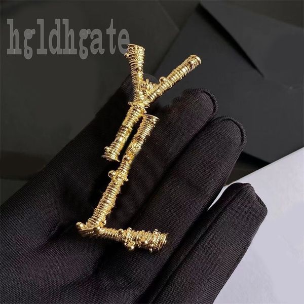 

letter brooch spiral wire designer brooch plated silvery dress suit shirts clothing coat pin mens jewelry nail bead luxury brooches simple c, Gray