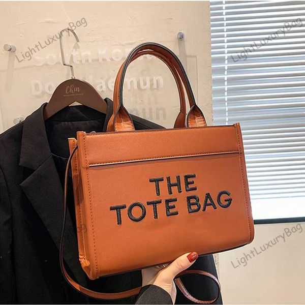 

designer straw leather patchwork tote embroidery alphabet crossbody bags fashion shoulder bag handbags luxury classic shopping purses 230419