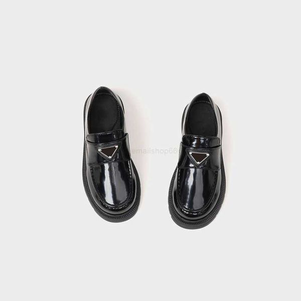 

designer shoes for kids student style boys girls slip on with badge flat shoes round toe fashion children sneaker solid color eur26-37, Black;grey