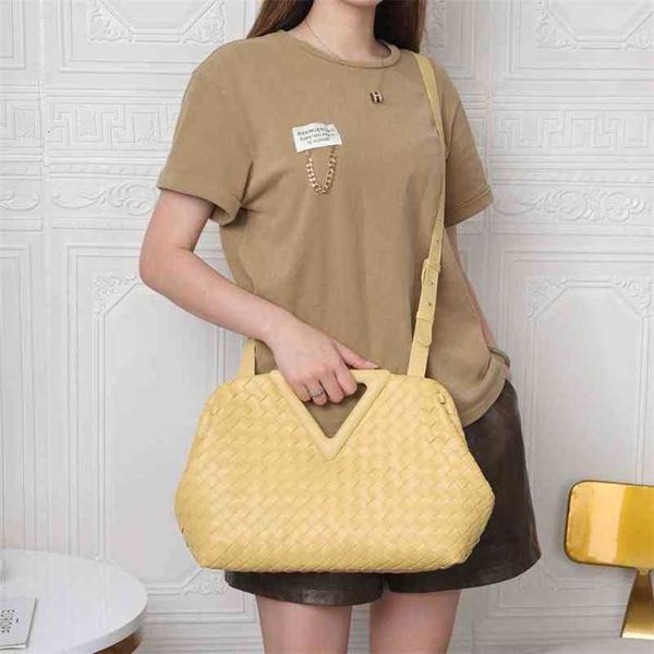 

handbags designer venetas bottegas 2022 hands inverted triangle cloud woven armpit clip single shoulder oblique span portable women's b