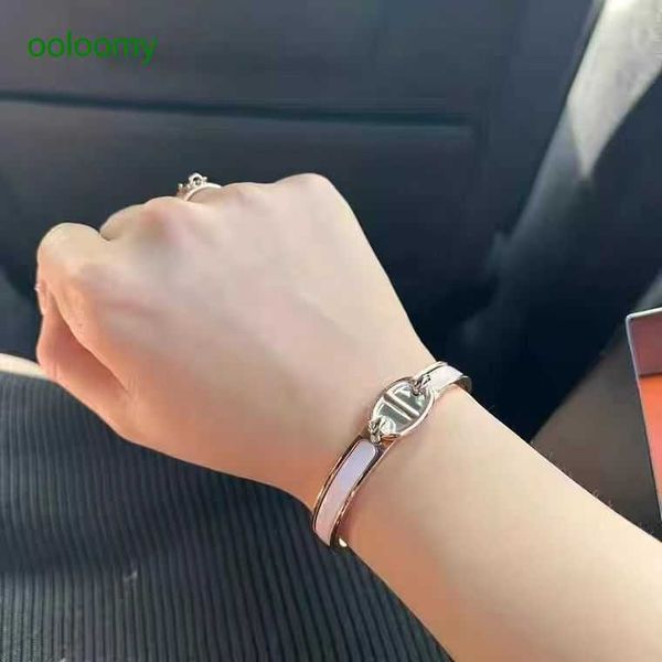 

hemres designer bracelet 2023 counter pig nose enamel new colorless rose gold couple's high beauty gift gold bracelet for women y6s0, Black