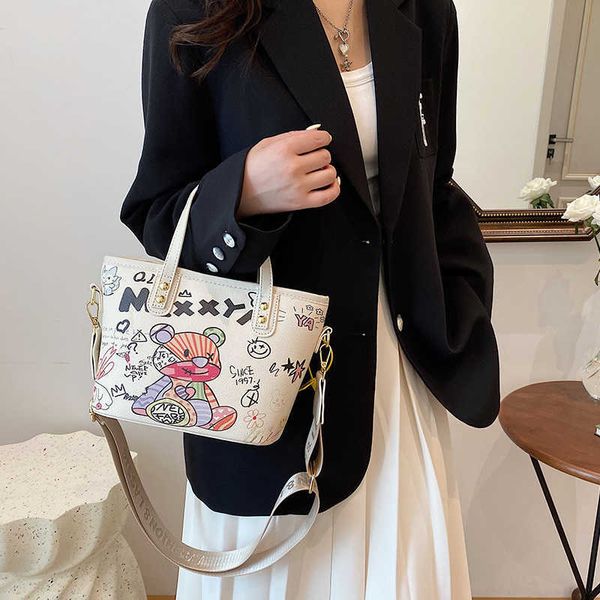 

shoulder bags large capacity bag for women 2023 new minority cartoon bear graffiti summer shoulder versatile portable bucket 230420