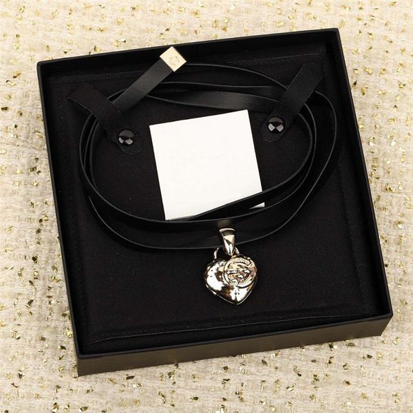 

2022 luxury quality charm heart shape pendant necklace with black genuin leather in 18k gold plated have box stamp ps4417a2974, Silver