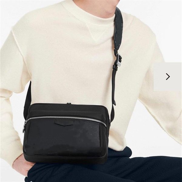 

the bold design of leather canvas blends welcome messenger bag daub harmonious colour positive silver zipper with metal on draw a2044