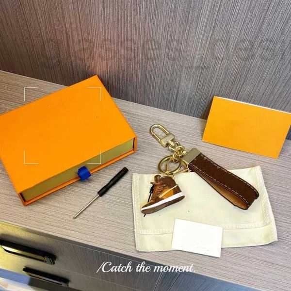 

key rings designer brand fashion new old flower shoes four leaf grass keychain hardware accessories diwv, Slivery;golden