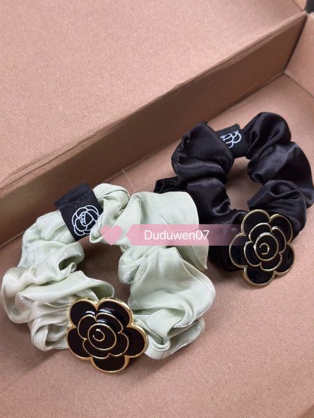 

2023 fashion hair rubber band metal camellia engraved c hairtie classic flower hair rope luxuryed accessries with parper card, Pink