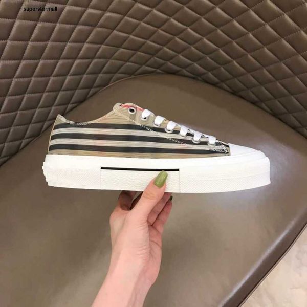 

man 2023 burbrerys luxury designer shoes low vintage woman plaid canvas sneakers berry stripes outdoor platform casual shoe couples trainers, Black