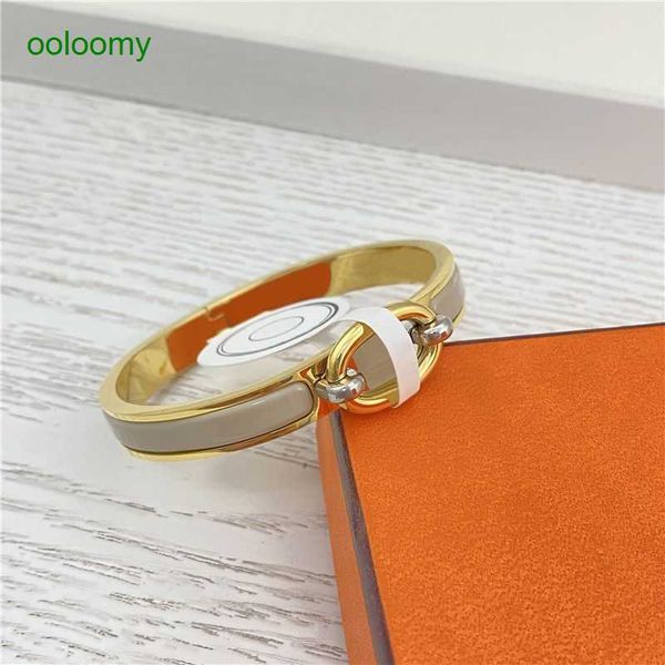 

hemres designer bracelet h family new pig nose ligt luxury 2023 autumn winter color hig grade temperament simple siny gold bracelet for wome, Black
