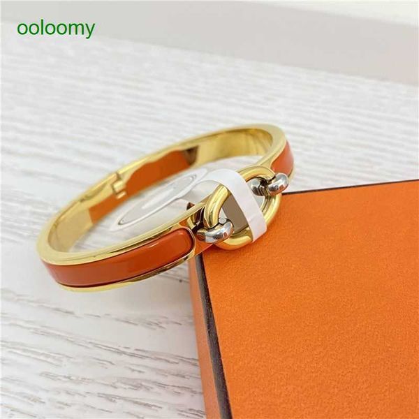 

hemres designer bracelet h family new pig nose ligt luxury 2023 autumn winter color hig grade temperament simple siny gold bracelet for wome, Black