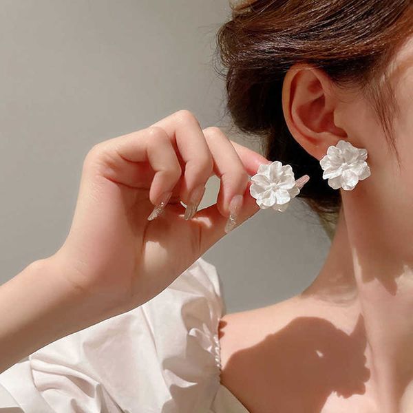 

charm white flower stud earrings for women flower earring 2022 new modern korean fashion cute teens girl party jewelry accessories aa230421, Golden