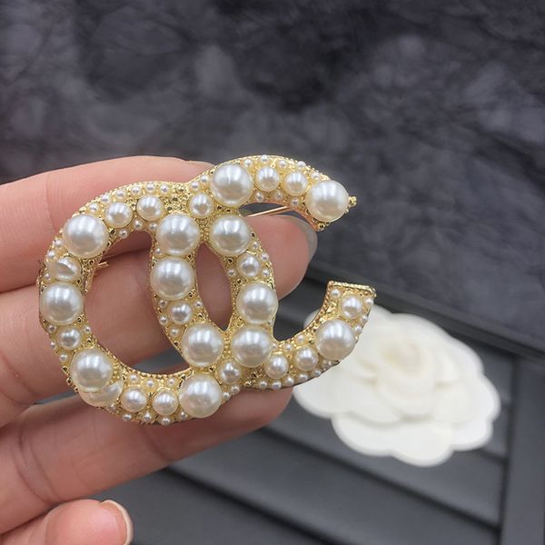 

2023 classic pin crystal brooches for men and women party wedding lovers gift designer jewelry as a gift with flannel bag, Gray